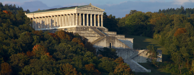 Eine Schafbeweidung und regelmäßige Pflegemaßnahmen sichern den freien Blick auf die Walhalla