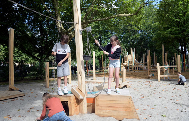 Die Kinder der benachbarten Grundschule probierten bei der Spielplatzeröffnung die vielfältigen Spielgeräte bereits eifrig aus. 