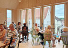 Im Obergeschoss des barrierefrei gestalteten Neubaus bietet das Bürgercafé Begegungsräume mit schönem Ausblick auf das Ensemble und in den Altort.