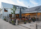 Der Biergarten und die Gasträume der „Spezerei“ sind zu belebten Treffpunkten im Ortskern geworden.