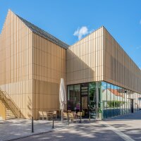 Die neue goldene Fassade zieht das Publikum in den Supermarkt.