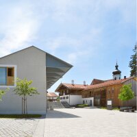 Zwischen dem neuen Rathaus und der alten Post spannt sich ein neuer Platz für die Bevölkerung auf. 