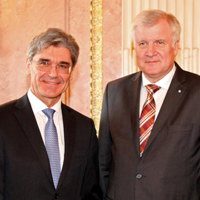 Ministerpräsident Horst Seehofer und Vorstandsvorsitzender Joe Kaeser unterzeichnen gemeinsame Erklärung für Siemens Campus in Erlangen © Bayerische Staatskanzlei