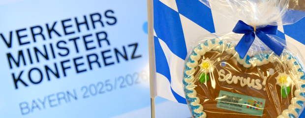 Lebkuchenherz mit Aufschrift "Servus" und Logo VMK, Bayernflagge und Logo VMK