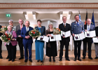 Gruppenbild mit den geehrten Bürgerinnen und Bürgern und Staatsminister Christian Bernreiter