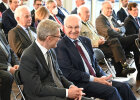 Amtschef Helmut Schütz im Gespräch mit dem ehemaligen Bayerischen Ministerpräsidenten Dr. Edmund Stoiber, den er jahrelang als Pressesprecher in der Staatskanzlei begleitet hat.