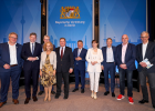 Gruppenbild mit Teilnehmerinnen und Teilnehmern des Parlamentarischen Abends. Vorne in der Mitte Bayerns Verkehrsminister Christian Bernreiter und Sachsens Verkehrsstaatssekretärin Ines Fröhlich