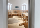 Die Einrichtung im Restaurant des Gasthauses ist überwiegend aus hellem Holz. Sie harmoniert mit den alten, dunklen Balken des historischen Gebäudes. 