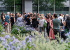 Im Innenhof des Bauministeriums unterhalten sich die Ausstellungsgäste bei einem Glas Wein.