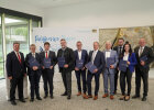 Gruppenfoto mit Verkehrsminister Christian Bernreiter und Vertreterinnen und Vertretern der Kommunen, bei denen Projekte in der Kategorie "Interkommunale Radwege" gefördert werden