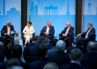 Eine Frau und vier Männer nehmen an einer Podiumsdiskussion teil