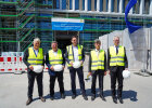 Gruppenfoto mit Architekt Markus Frick, Bauminister Christian Bernreiter, Justizminister Georg Eisenreich, Leitender Baudirektor Eberhard Schmid, Präsident des Oberlandesgerichts Dr. Hans-Joachim Heßler