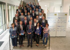 Gruppenfoto mit Verkehrsminister Christian Bernreiter und den Kommunalvertreterinnen und -vertretern für 27 Fahrrad-Projekte der Radoffensive "Klimaland Bayern". Sie stehen auf einer Treppe im Foyer des Bauministeriums . Die Kommunalvertreter halten jeweils eine Urkunde.