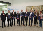 Gruppenfoto mit Verkehrsminister Christian Bernreiter und Vertreterinnen und Vertretern der Kommunen, bei denen Projekte in der Kategorie "Radwege entlang von Bahnlinien" gefördert werden