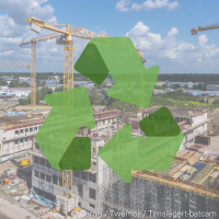 Auf diesem Bild ist eine Baustelle im Hintergrund zu sehen. Im Vordergrund das grüne Zeichen für Recycling.