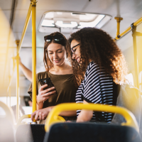 Zwei Studentinnen in einem öffentlichen Bus