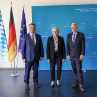 StM Christian Bernreiter mit Ministerialdirektorin Ingrid Simet und dem neuen Amtschef Dr. Thomas Gruber.