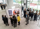 Besucher der Ausstellungseröffnung im Gespräch