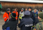 Ministerpräsident Dr. Söder und Minister Dr. Reichhart mit Einsatzkräften