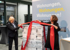 Enthüllung der Ausstellungskataloge: Ministerialdirigentin Ingrid Simet und Ausstellungskuratorin Dr. Hilde Strobl 