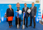 Übergabe der Insignien des Bauministeriums - Bauhelm und Spaten - an Staatsministerin Kerstin Schreyer, MdL und Staatssekretär Klaus Holetschek, MdL
V.l.n.r.: Ministerialdirektorin Brigitta Brunner, Staatsministerin Kerstin Schreyer, MdL, Staatssekretär Klaus Holetschek, MdL, Amtschef Ministerialdirektor Helmut Schütz
