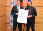 Verkehrsminister Hans Reichhart bei der Übergabe eines Förderbescheids an den Markt Dombühl