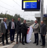 Neue Fahrgastinformationsmonitore: v.l. Otto Pritscher (Zweiter Bürgermeister), Peter Forstner (Erster Bürgermeister), Andreas Rudolf (Leiter Regionalbereich Süd der DB Station&Service AG), Verkehrsstaatssekretär Josef Zellmeier, Helmut Radlmeier (MdL), Florian Oßner (MdB)