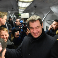 Markus Söder und Hans Reichhart in der Münchner S-Bahn