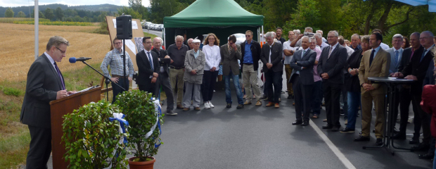 Bayerns Verkehrsstaatssekretär Josef Zellmeier setzt drei Spatenstiche in der Oberpfalz.