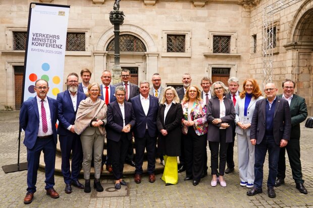 Gruppenfoto mit den Teilnehmerinnen und Teilnehmer der Verkehrsministerkonferenz in Nürnberg Gruppenfoto mit den Teilnehmerinnen und Teilnehmer der Verkehrsministerkonferenz in Nürnberg