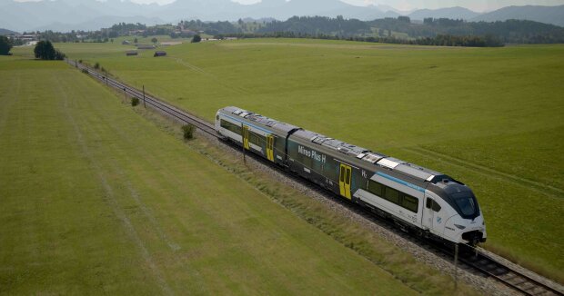 Siemens-Wasserstoffzug Mireo H Plus unterwegs im Voralpenland