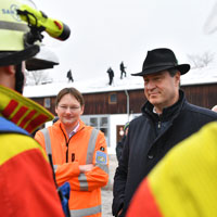 Teilnahme an einer Lagebesprechung der Einsatzkräfte in Bad Tölz: Ministerpräsident Dr. Markus Söder und Staatsminister Dr. Hans Reichhart