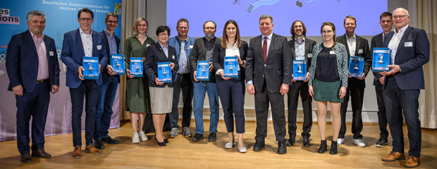 Bayerns Bauminister Christian Bernreiter mit den Vertreterinnen und Vertretern der Kommunen und Planungsbüros, die an „Smart Cities, Smart Regions“ teilgenommen haben