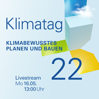 Logo Klimatag 22 - Klimabewusstes Planen und Bauen: In der Mitte ein hellblauer Würfel. Unterhalb von drei Seitenflächen des Würfels sind Ausschnitte im hellblauen Hintergrund der Grafik zu sehen: eine gelbe Fläche, eine grüne Fläche, eine Fläche mit blauem Himmel. Text: Klimatag 22 - Klimabewusstes Planen und Bauen