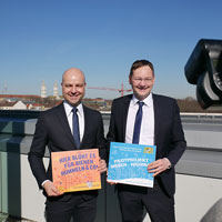 Start des Pilotprojekts "Bienen-Highway": Verkehrsminister Dr. Hans Reichhart mit dem Leiter des Netzwerks Blühende Landschaft, Dr. Matthias Wucherer