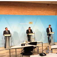 Pressekonferenz nach der Sitzung des Ministerrats am 28.02.2023. An den Rednerpulten stehen v.l.n.r. Staatsminister Christian Bernreiter, Staatsminister Dr. Florian Herrmann, Staatsminister Markus Blume