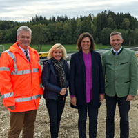 Im Ortsteil Dettendorf im Landkreis Rosenheim entstehen entlang der A 8 bis Ende 2019 Lärmschutzwände bzw. Wall-/Wandkombinationen auf einer Länge von knapp zwei Kilometern. (v.l.: . Prof. Dr.-Ing. Wolfgang Wüst, Präsident Autobahndirektion Südbayern, Daniela Ludwig, Bundestagsabgeordnete für Stadt und Landkreis Rosenheim, Verkehrsministerin Ilse Aigner, Anton Waller, Bürgermeister Bad Feilnbach