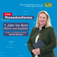 Staatsministerin Kerstin Schreyer vor einer blauen Wand mit der Aufschrift leben bauen bewegen. Text im Bild: Live Pressekonferenz. 1 Jahr im Amt - Bilanz und Ausblick mit Bau- und Verkehrsministerin Kerstin Schreyer