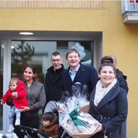 Bauminister Dr. Hans Reichhart begrüßt die ersten Mieter der BayernHeim GmbH in ihren neuen vier Wänden im Münchner Stadtteil Sendling-Westpark.