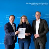 Übergabe des Positionspapiers zur S-Bahn München: Verkehrsministerin Kerstin Schreyer (Mitte), Robert Niedergesäß, Landrat des Landkreises Ebersberg und Sprecher der MVV-Verbundlandkreise (links) und Dr. Bernd Rosenbusch, Geschäftsführer des MVV (rechts).