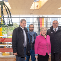 Richtfest für einen Neubau auf dem Universitäts-Sportcampus im Olympiapark. Von links nach rechts: Gero Hoffmann vom Bayerischen Staatsministerium für Wohnen, Bau und Verkehr, Daniel Dörr, Bereichsleiter am StBA München 2, Brigitta Brunner, Ministerialdirektorin am Bayerischen Staatsministerium für Wohnen, Bau und Verkehr, Albert Berger, Kanzler der TUM.