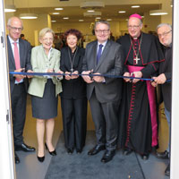 Feierliche Eröffnung des neuen Besprechungszentrums und der Kantine der Regierung von Oberbayern. Von links: Regierungsvizepräsident Walter Jonas, Regierungspräsidentin Maria Els, Stadtdekanin Barbara Kittelberger, Staatssekretär Josef Zellmeier, Weihbischof Rupert Graf zu Stolberg, Personalratsvorsitzender Joseph Popp