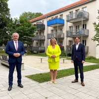 Vor der Wohnanlage Passauerstraße in München. V.l.n.r.Staatsminister Thomas Schmidt, Staatsministerin Kerstin Schreyer,Dr. Klaus-Michael Dengler, Geschäftsführer der GEWOFAG