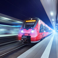 Ein fahrender Zug der S-Bahn Nürnberg an einem Bahnhof