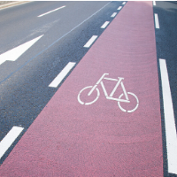 Ein Fahrradweg neben einer Straße