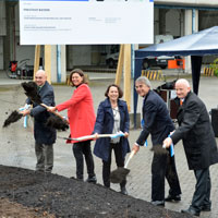 Spatenstich für eine staatliche Wohnanlage in der Regensburger Benzstraße. Auf dem Bild (v.l.): Jürgen Mistol, MdL, Bauministerin Ilse Aigner, Bürgermeisterin Gertrud Maltz-Schwarzfischer, Regierungspräsident Axel Bartelt, Peter Thumann, Leiter des Staatlichen Bauamts Regensburg