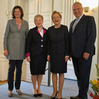 Brigitta Brunner (2.v.l.) und Maria Els (2.v.r.) mit Bauministerin Ilse Aigner und Innenminister Joachim Herrmann (Mitte) 