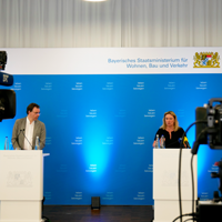 Verkehrsministerin Kerstin Schreyer und Robert Follmer von infas stellen die Ergebnisse der Studie "Verkehrsverhalten nach Corona" bei einer Pressekonferenz vor