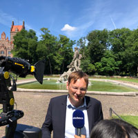 Staatsminister Dr. Hans Reichhart beim Interview im Alten Botanischen Garten