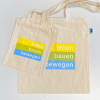 Zwei Stofftaschen - eine kleine und eine große - mit Aufdruck "leben bauen bewegen"